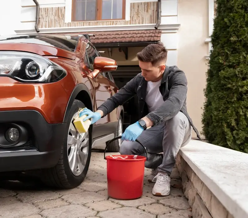 Lavage auto à domicile Roquebillière : professionnel intervenant sur un véhicule